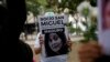 Un manifestante sostiene una fotografía de la activista encarcelada Rocío San Miguel, en Caracas, Venezuela, el jueves 18 de julio de 2024.