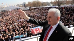 Le Premier ministre Binali Yildirim s'adresse dans les militants de son parti, à Ankara, Turquie, le 25 février 2017.