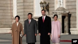 中國國家主席習近平和夫人彭麗媛，西班牙國王費利佩和王后萊蒂齊亞11月3日在西班牙馬德里皇家宮殿舉行的歡迎儀式上。