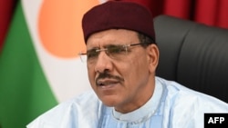 Depuis qu'il a été renversé le 26 juillet par un coup d'État militaire, Mohamed Bazoum est séquestré dans sa résidence présidentielle avec sa femme et son fils.