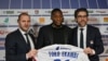 Karl Toko Ekambi, au centre, pose avec son nouveau maillot à Lyon, France, le 21 janivier 2020.