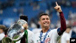 Ronaldo tenant la Coupe d'Europe 2016.
