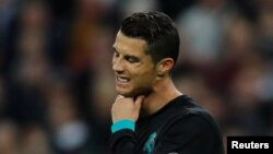Cristiano Ronaldo du Real Madrid se tient la gorge au cours du match de la Ligue des champions contre Tottenham, vainqueur par 3-1, au Wemble stadoum, Londres, 1er novembre 2017.