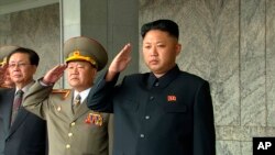 지난달 9일 북한 정권수립 65주년 기념일을 맞아 평양 김일성광장에서 열병식이 열린 가운데 김정은 국방위원회 제1위원장(오른쪽)이 거수경례로 답하고 있다. (자료사진)