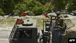 印度軍隊士兵駕駛軍車行駛在通往中印邊境加勒萬河谷的道路上。（2020年6月17日）