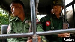 Patrouille de soldats birmans dans le village de Pauktaw, à l'extérieur de Thandwe dans l'État de Rakhine, le 3 octobre 2013.