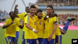 Pierre Emerick Aubameyang, à droite, célèbrent avec ses co-équipiers après avoir ouvert la marque en match d’ouverture de la CAN 2017 contre la Guinée-Bissau, au stade de l’Amitié de Libreville, Gabon, 14 janvier 2014.