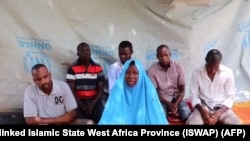 Capture d'écran extraite d'une vidéo diffusée le 25 juillet 2019 par le groupe jihadiste ISWAP montrant les 6 otages d'ACF enlevés à Kennari au nord-est du Nigeria.