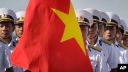 擎著國旗的越南海軍人員