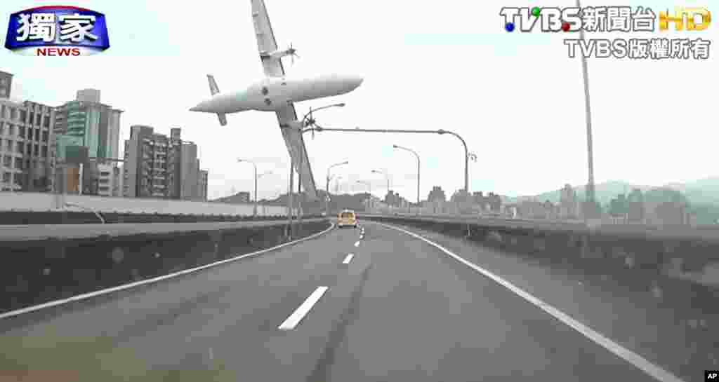 L'image prise d'une video de TVBS montre un avion commercial juste avant de se heurter contre une autoroute surélevée et s'abîmer dans une rivière à Taipei avec 58 personnes à bord, mercredi 4 janvier 2015.