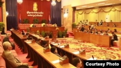 រូប​ឯកសារ៖ សមាជិកព្រឹទ្ធសភា​បោះឆ្នោតអនុម័តលើសេចក្តីព្រាងច្បាប់ស្តីពីសមាគមនិងអង្គការមិនមែនរដ្ឋាភិបាល កាលពីថ្ងៃទី២៤ ខែកក្កដា ឆ្នាំ២០១៥។ (រូបថតផ្តល់ដោយ ៖ ព្រឹទ្ធសភា) 