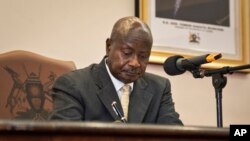 Rais wa Uganda Yoweri Museveni akisaini mojawapo ya miswada yeye utata na kuwa sheria. 