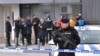 一位黑山共和国的警官守卫在美国驻波德戈里察使馆门口。（2018年2月22日）