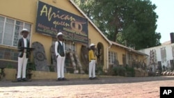 A titre d'illustraion - Reine Osso dirige le "African Queen" Arts and Crafts magasin à Johannesburg, Afrique du Sud