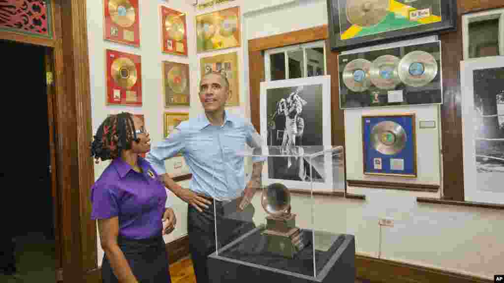 Le président américain Barack Obama visite le musée Bob Marley avec une guide Natasha Clark, le mercredi 8 Avril, 2015 Kingston, à Jamaïque.
