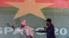 Les acteurs burkinabè Souké et Siriki se produisent au trophée Yennega Stallion du 26ème Festival Panafricain du Film et de la Télévision (FESPACO) lors de la cérémonie de clôture au Palais des Sports de Ouagadougou le 2 mars 2019.
