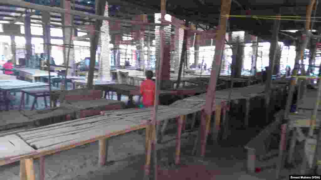 Les étalages du grand marché de Kadutu vide, à Bukavu, le 2 août 2017. (VOA/Ernest Muhero)