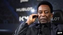 Pelé prend part à une rencontre avec des joueurs du Paris Saint-Germaine, France le 2 avril 2019. (Photo by FRANCK FIFE / AFP)