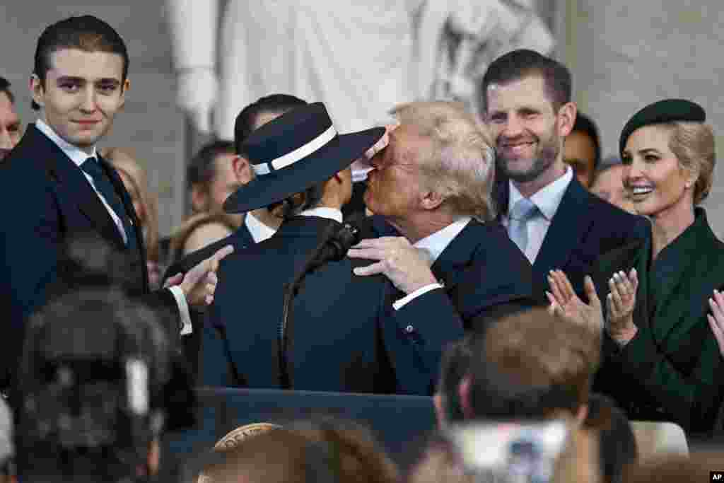 ប្រធានាធិបតី Donald J. Trump ព្យាយាមថើបលោកស្រីទី១ គឺលោកស្រី Melania Trump បន្ទាប់ពីលោកបានស្បថចូលកាន់តំណែងជាប្រធានាធិបតីអាមេរិកទី៤៧ នៅក្នុងវិមានសភារដ្ឋធានីវ៉ាស៊ីនតោនកាលពីថ្ងៃទី២០ មករា ឆ្នាំ២០២៥។