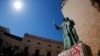 Una estatua del Fray Junípero Serra fue manchada con la frase "racista" en Palma de Mallorca, España.