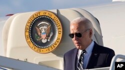 ប្រធានាធិបតី​អាមេរិក​លោក Joe Biden ទើបមកដល់​មូលដ្ឋានទ័ពអាកាសជាតិ Delaware នៅទីក្រុង New Castle រដ្ឋ Delaware កាលពីថ្ងៃទី១២ ខែមេសា ឆ្នាំ២០២៤។ (រូបថត AP)