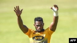 L'attaquant Sud-Africain Siya Kolisi, le premier capitaine de Black Test qui dirigera l'Afrique du Sud dans une série de trois essais contre l'Angleterre en juin, assistera à la première séance d'entraînement de Springboks, le 28 mai 2018.