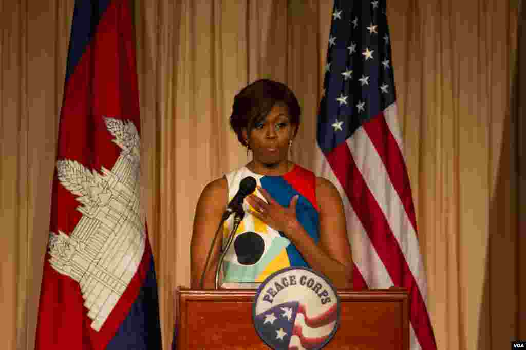 លោកស្រី Michelle Obama ថ្លែងនៅក្នុងពិធីបណ្តុះបណ្តាលនៃកម្មវិធីអ្នកធ្វើការស្ម័គ្រចិត្តរបស់រដ្ឋាភិបាលអាមេរិក Peace Corps សម្រាប់«គម្រោងផ្តល់ឱកាសឲ្យក្មេងស្រីបានសិក្សា» 'Let Girls Learn' នៅក្នុងខេត្តសៀមរាប នៅថ្ងៃសៅរ៍ទី២១ ខែមីនា ឆ្នាំ២០១៥។