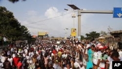 Des milliers de partisans de Cellou Dalein Diallo, lors d'un grand rassemblement à Conakry, le 8 octobre 2015. (AP Photo/Youssouf Bah)