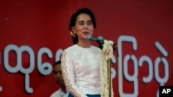 緬甸反對黨領袖昂山素姬5月18日在要求制憲改革的集會上發言