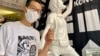 香港行為藝術家與童裝店合作 六四晚派特製”燭光有罪”蠟燭悼死難者