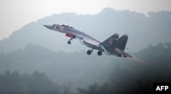 一架俄製蘇-35戰機在廣東珠海的航空展開幕前試飛。（2014年11月10日） AFP
