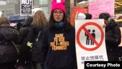 女權五姊妹之一大兔(鄭楚然)身著自營的淘寶店女權主義帶帽衛衣，倡導反性騷擾。(鄭楚然提供)