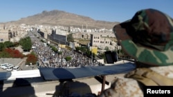 Mpiganaji wa kikundi cha Wahouthi akilinda juu ya paa la jengo Sanaa, Yemen, Octoba 5, 2018.