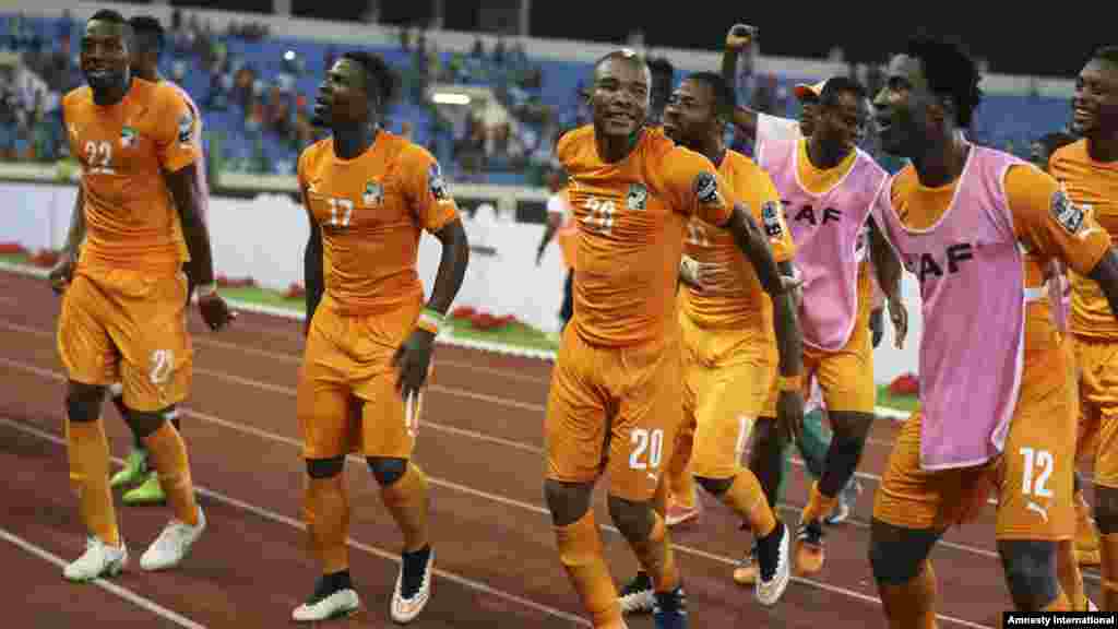 L'équipe de la Cote d'Ivoire célèbre après sa victoire sur l'Aglérie (3-1) en quarts de finale de la CAN 2015, le 1er février 2015.