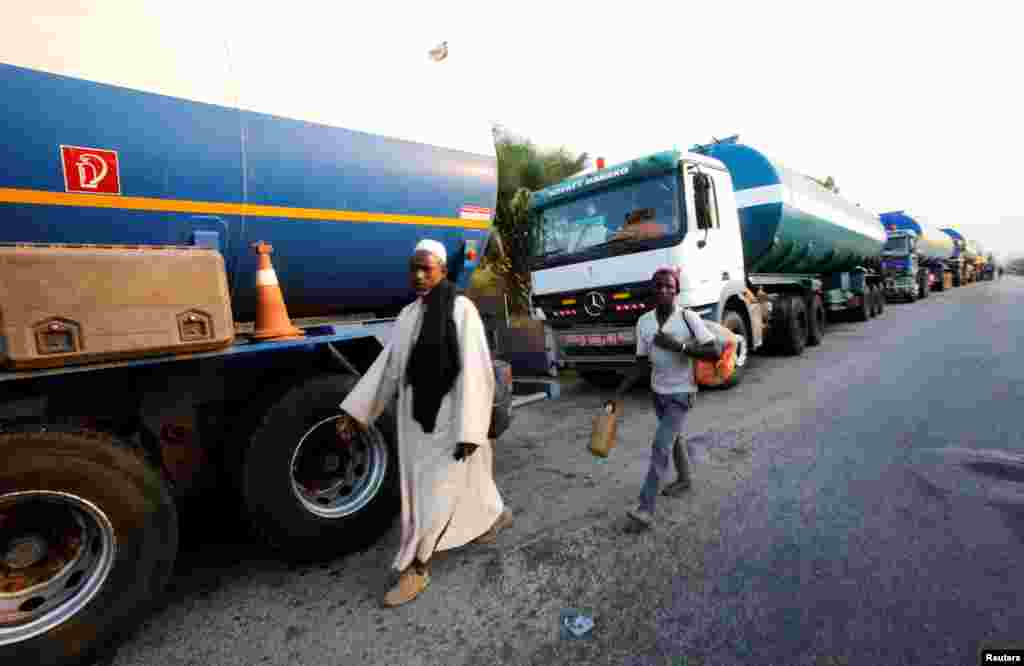 Des camions sont stationnés le long d'une route à Djebonoua, près de Bouaké, alors que des soldats mécontents mutinent, réclamant des augmentations de salaire, en Côte d'Ivoire, 6 janvier 2017.