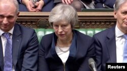 英國首相特蕾莎梅在議會否決脫歐協議後坐在議會裡。（2019年1月15日） 