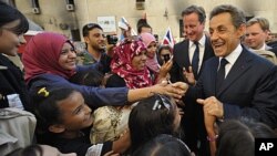 法國總統薩科齊(右)和英國首相卡梅倫(右二)訪問利比亞城市班加西﹐受到民眾歡迎。