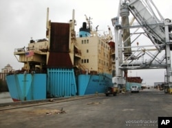 O cargueiro Maersk Constellation, fotografado em finais de Janeiro, no porto americano de Lake Charles, Louisiana, antes de partir para África.