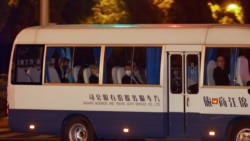 美國氣候特使約翰·克里一行乘坐麵包車抵達上海的下榻酒店。 （2021年4月14日）