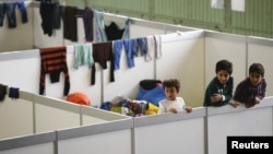 Enfants dans un refuge pour migrants dans un hangar de l'ancien aéroport de Tempelhof à Berlin, en Allemagne, le 9 décembre 2015. (Reuters / Fabrizio Bensch)