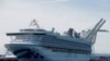 Con varias personas a bordo que han sido diagnosticadas con el coronavirus, el crucero Grand Princess permanece anclado en el puerto de Oakland, California.