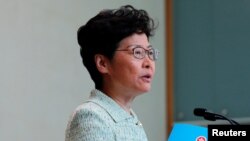 香港特首林鄭月娥手持她的年度政策文本在記者會上講話。 （2019年10月15日）
