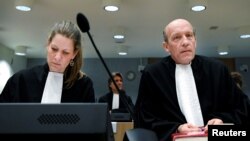 Сабін тен Дошхат і Будевейн ван Ейк, адвокати підозрюваного росіянина Олега Пулатова на суді в Нідерландах 9 березня 2020 року