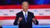 L'ancien vice-président, Joe Biden, leader des sondages, a été la cible de tirs groupés de la part de ses concurrents sur le plateau.