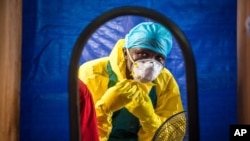 Un travailleur de la santé, protégé contre le virus à Ebola, en Sierra Leone (AP)