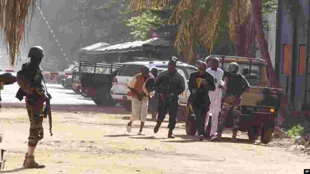 Des personnes fuient l'hôtel Radisson attaque par des hommes en armes, Bamako, 20 novembre 2015. 