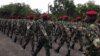 Les FACA lors d'une parade à Bangui, en Centrafrique, le 17 août 2018. (VOA/Freeman Sipila)