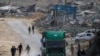 Wapalestina wakiharakisha kuchukua maji yaliyodondoka kutoka katika lori lililokuwa limebeba msaada wa kinadamu wakati likipita eneo la Rafah huko kusini mwa Ukanda wa Gaza, Februaryi 18, 2025.