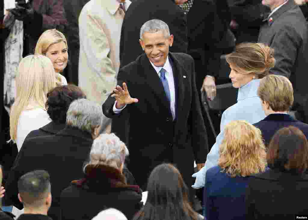 Le président sortant Obama salue la famille Trump lors de l’investiture de Donald Trump en tant que 45e président des États-Unis, au Capitole, Washington, 20 janvier 2017.