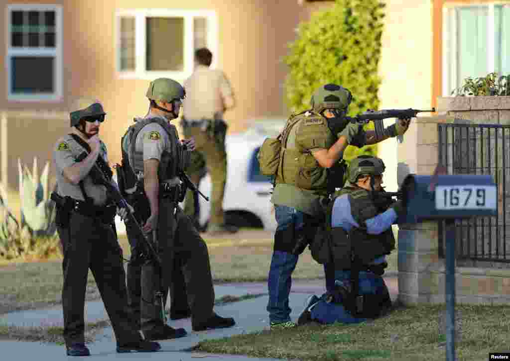 Des policiers sont à la recherche des suspects qui ont ouvert le feu au cours d'une fète de fin d'année à San Bernardino, Californie, 2 décembre 2015.